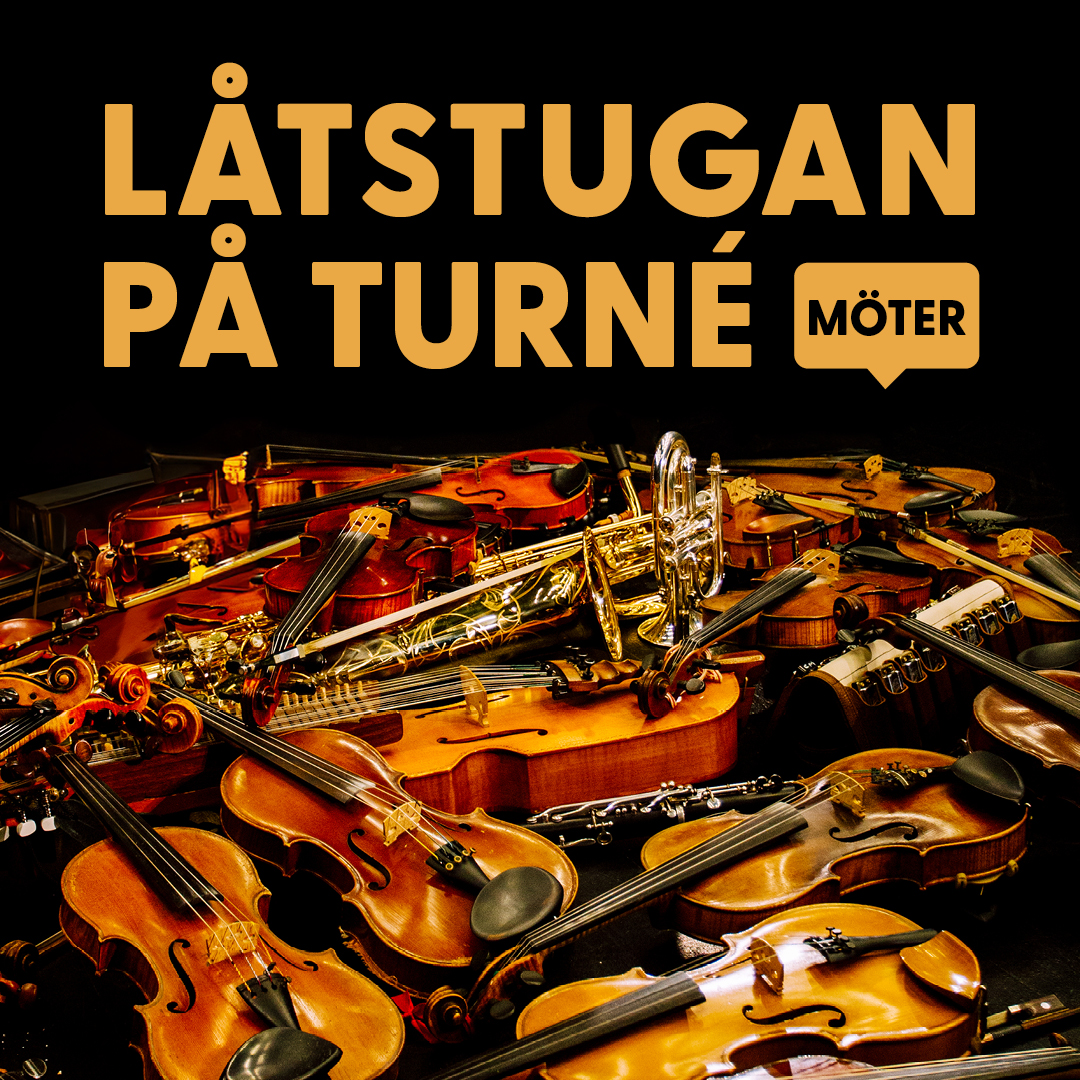 Mot en svart bakgrund ligger ett stort antal folkmusikinstrument – fioler, nyckelharpor, saxofon, trumpet och kontrabasar – samlade i en hög. Ovanför står texten 'LÅTSTUGAN PÅ TURNÉ MÖTER' i stora gula bokstäver.