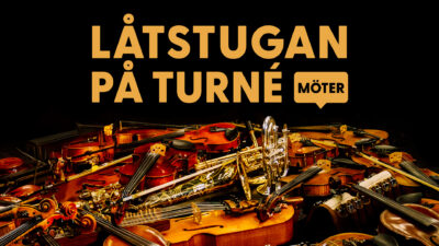 Mot en svart bakgrund ligger ett stort antal folkmusikinstrument – fioler, nyckelharpor, saxofon, trumpet och kontrabasar – samlade i en hög. Ovanför står texten 'LÅTSTUGAN PÅ TURNÉ MÖTER' i stora gula bokstäver.